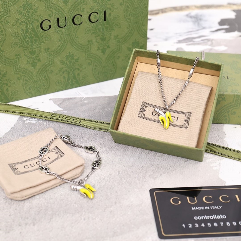 G*u*i necklaces